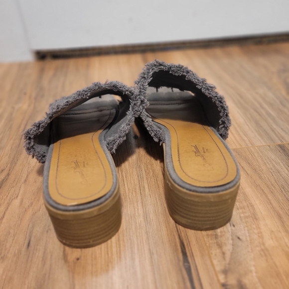 Universal Thread Canvas Sandle - Picture 4 of 5